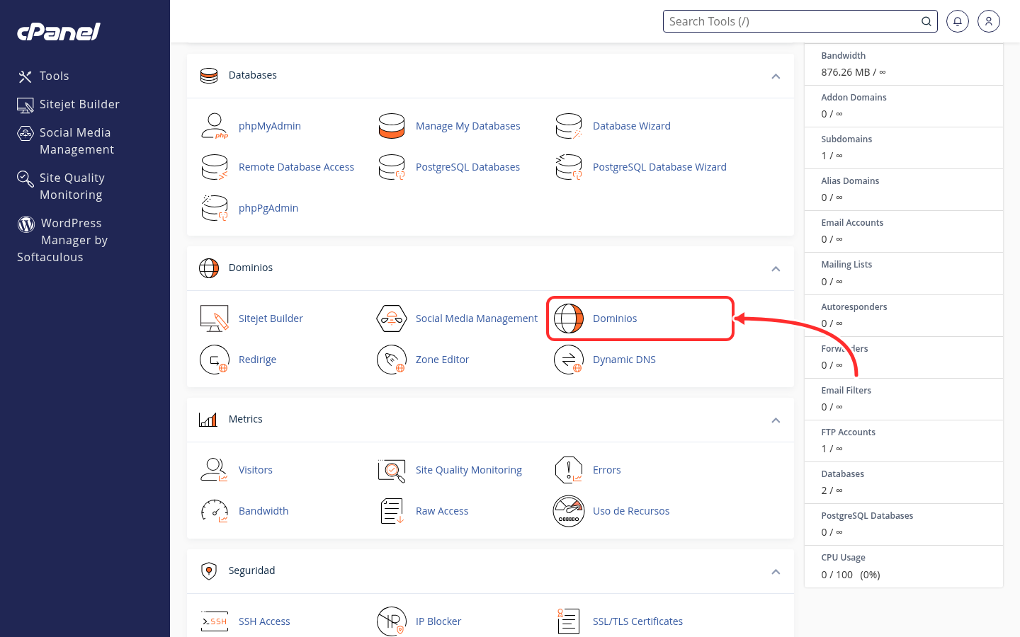 Página principal de cPanel con la herramienta Dominios señalada con una flecha