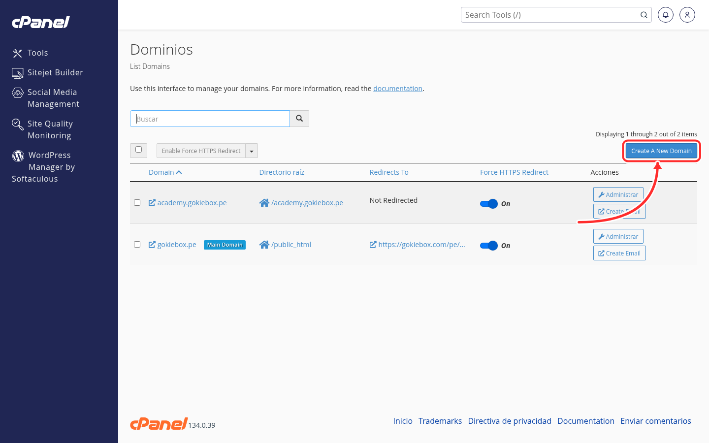 Lista de dominios de cPanel con el botón Create A New Domain señalado con una flecha