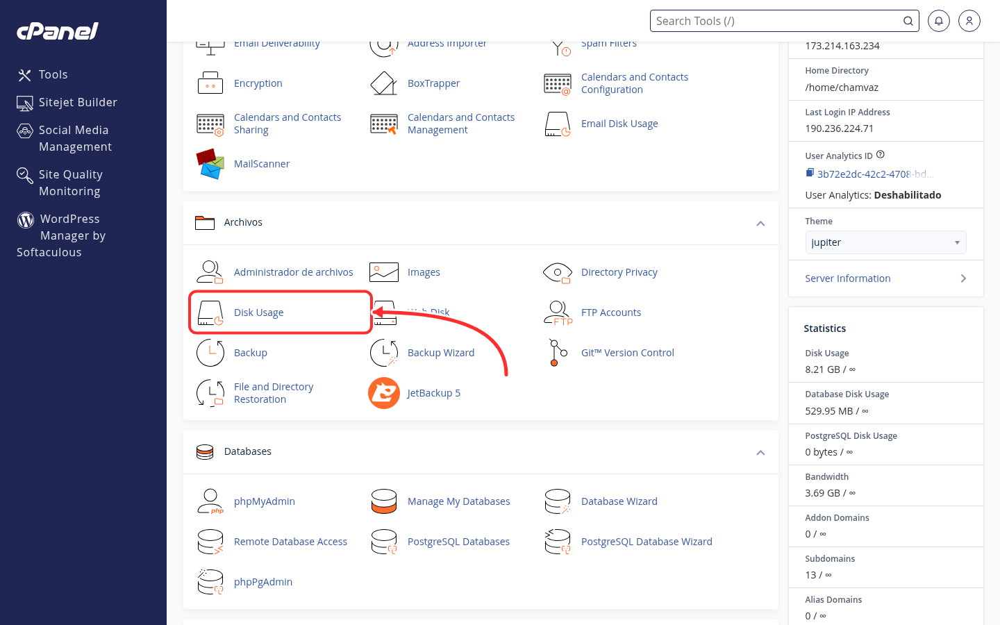 Sección Archivos de cPanel con la herramienta Disk Usage señalada con una flecha