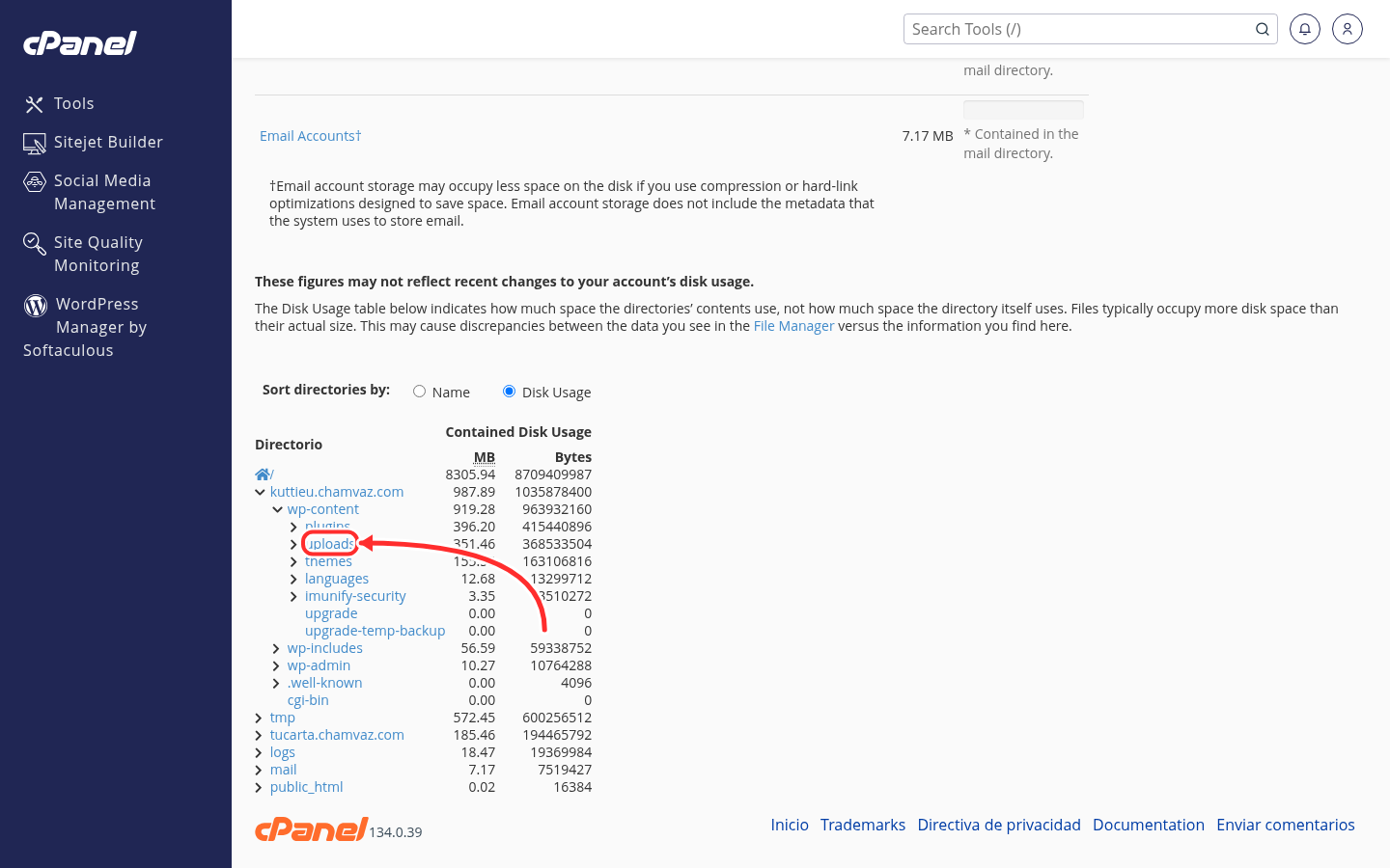 Árbol de carpetas de cPanel abierto en wp-content mostrando plugins, uploads y themes con su tamaño