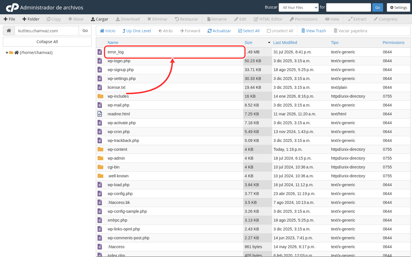 Administrador de archivos de cPanel ordenado por tamaño con el archivo error_log señalado con una flecha