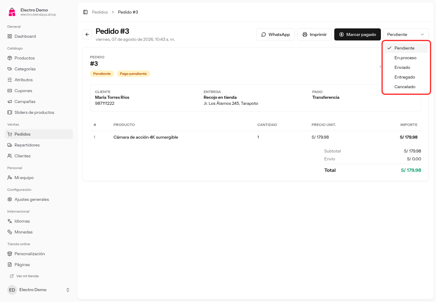 Selector de estado del pedido desplegado con las opciones Pendiente, En proceso, Enviado, Entregado y Cancelado