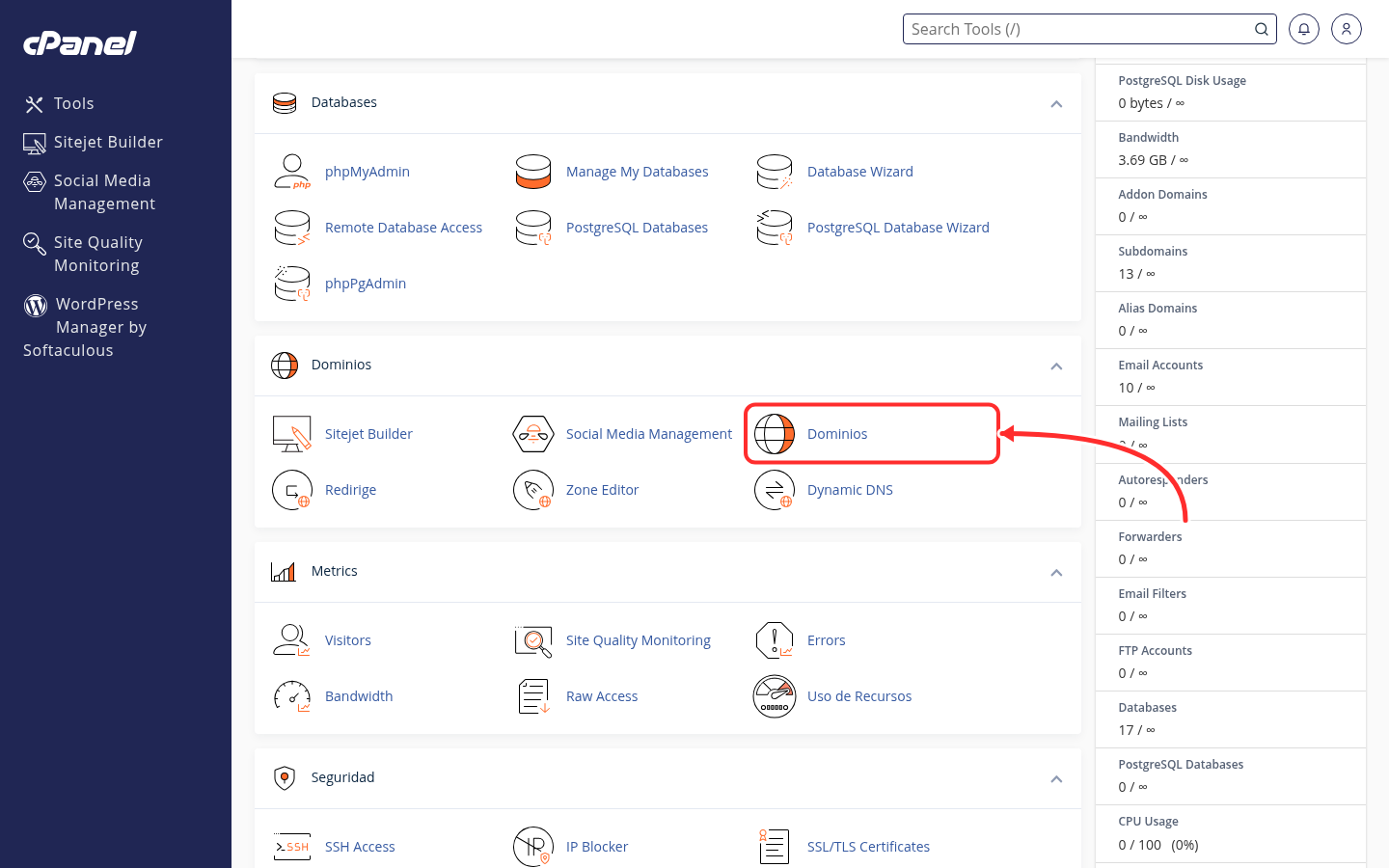 Sección Dominios de cPanel con la herramienta Dominios señalada con una flecha