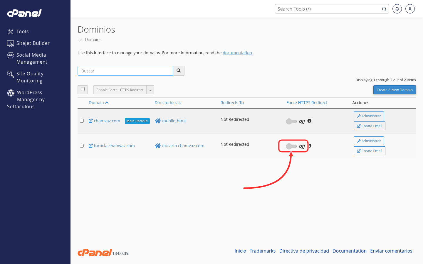Lista de dominios de cPanel con el interruptor Force HTTPS Redirect en Off señalado con una flecha