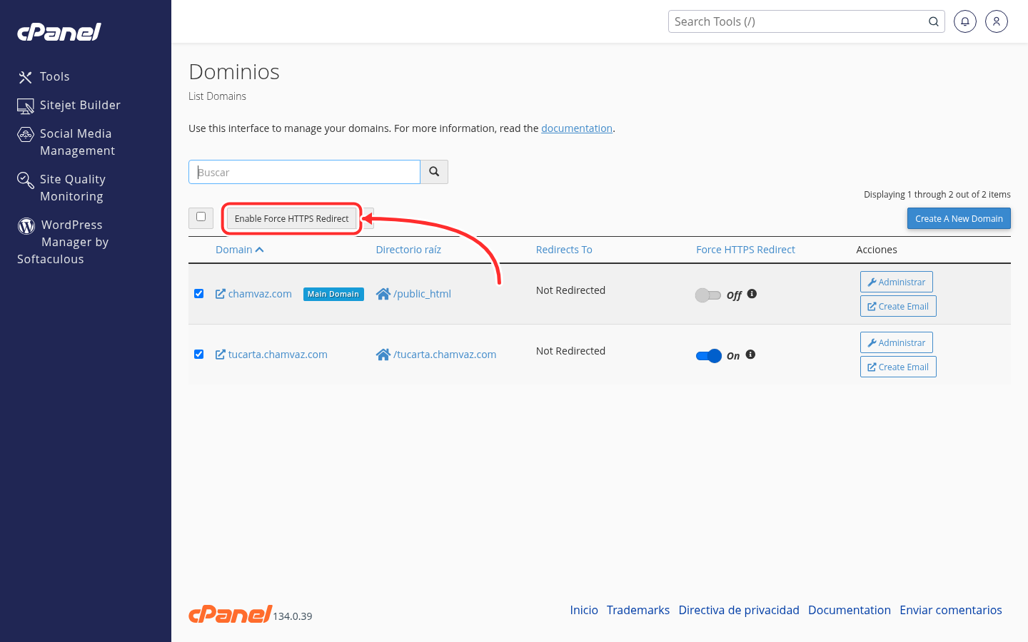 Dos dominios seleccionados y el botón Enable Force HTTPS Redirect señalado con una flecha